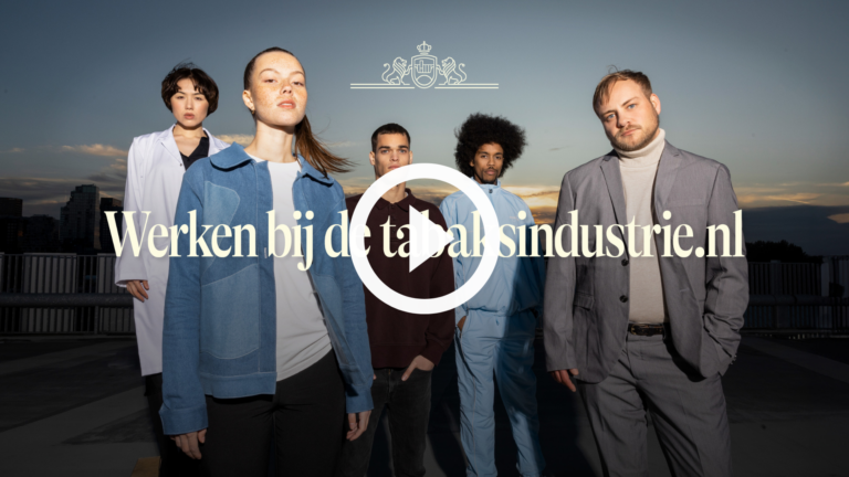 5 stoere, jonge mensen die werken voor de tabaksindustrie, met de tekst werkenbijdetabaksindustrie.nl eroverheen en een playknop.